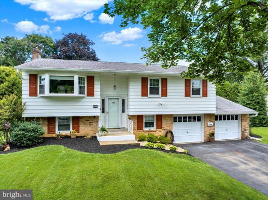 Attached, Exterior, Facade, Brick Facade, Raised Ranch