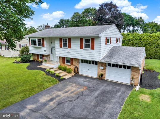 Attached, Exterior, Facade, Raised Ranch