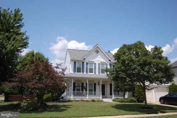 Attached, Exterior, Facade, Farmhouse