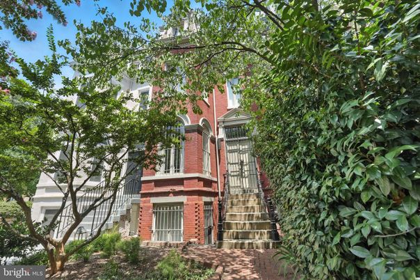 Exterior, Facade, Brick Facade, Rowhouse