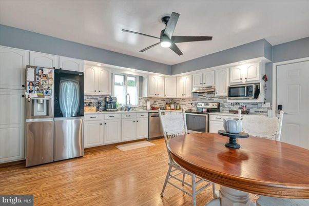 Dining room, Interior, Kitchen, Stainless Steel Appliances, Wood Texture Flooring
