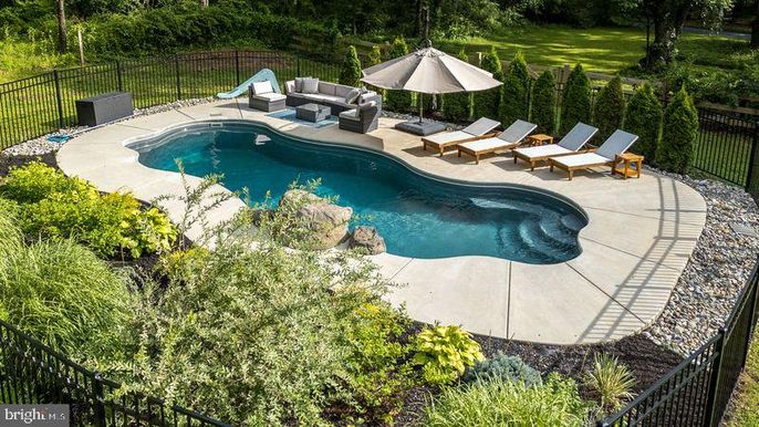 Exterior, Pool