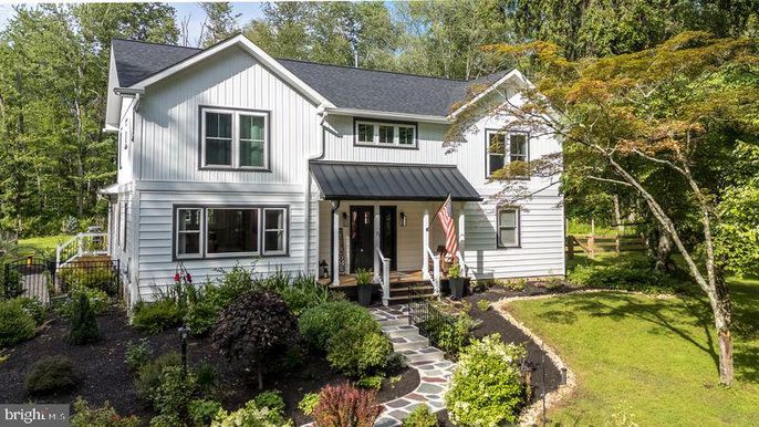 Exterior, Facade, Farmhouse