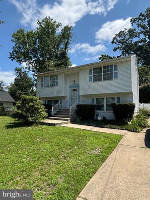 Backyard, Exterior, Facade, Raised Ranch