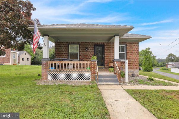 Exterior, Facade, Brick Facade, American Foursquare