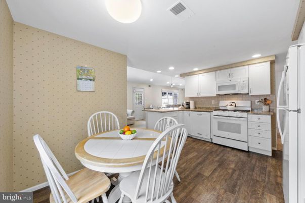 Dining room, Interior, Kitchen, Recessed Lighting, Wood Texture Flooring
