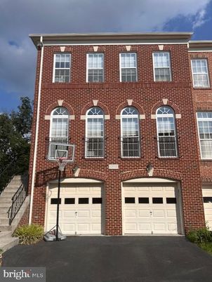 Attached, Exterior, Facade, Brick Facade, Georgian