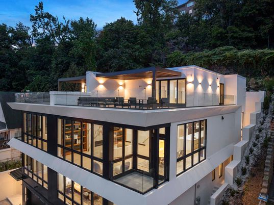 Exterior, Facade, Modern