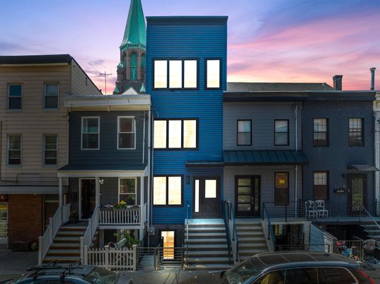Exterior, Facade, Rowhouse