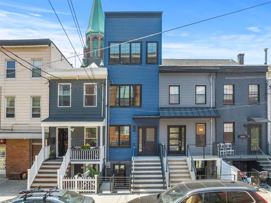 Exterior, Facade, Rowhouse