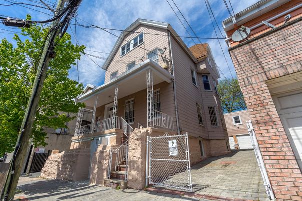 Exterior, Facade, Rowhouse