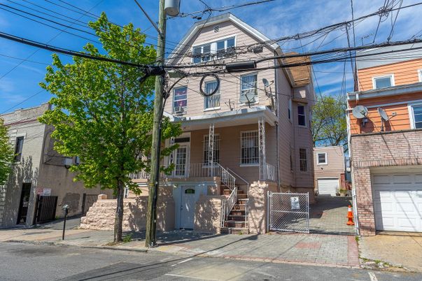 Attached, Exterior, Facade, Queen Anne Victorian