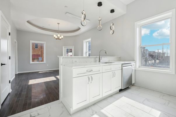 Chandelier, Interior, Kitchen, Marble, Pendant Lights, Recessed Lighting, Stainless Steel Appliances