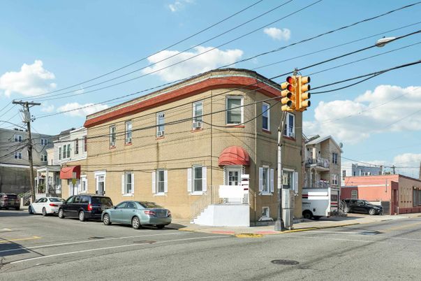 Exterior, Facade, Rowhouse