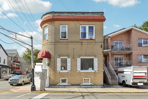 Exterior, Facade, Brick Facade, Rowhouse