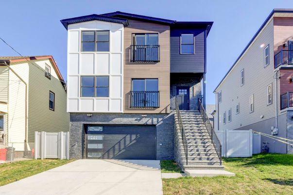 Attached, Exterior, Facade, Rowhouse