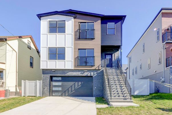 Attached, Exterior, Facade, Rowhouse