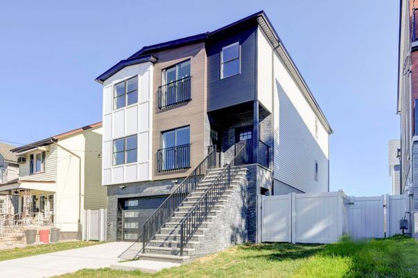 Exterior, Facade, Rowhouse