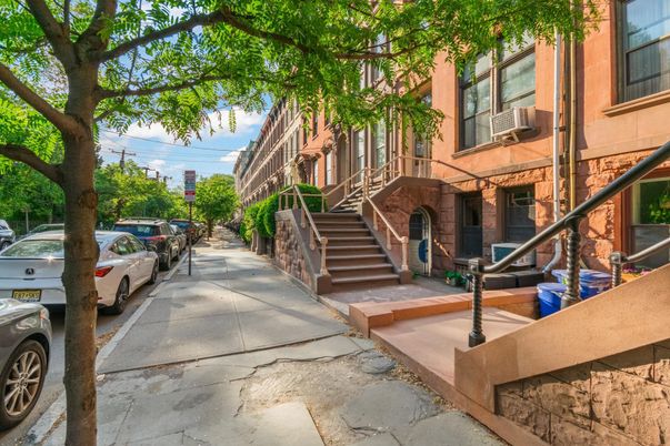 Exterior, Facade, Brownstone