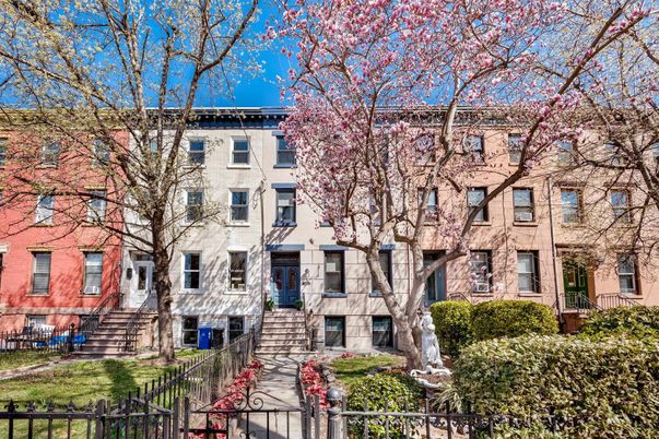 Exterior, Facade, Rowhouse