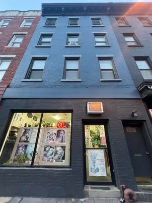 Exterior, Facade, Rowhouse