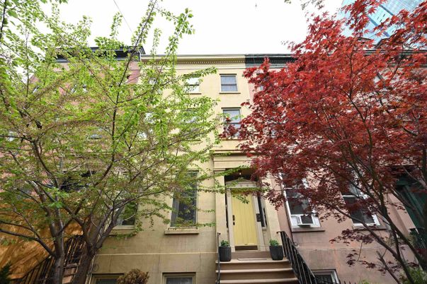 Exterior, Facade, Brownstone