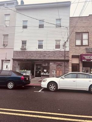 Exterior, Facade, Brick Facade, Rowhouse