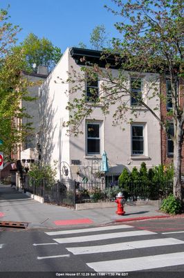 Exterior, Facade, Rowhouse