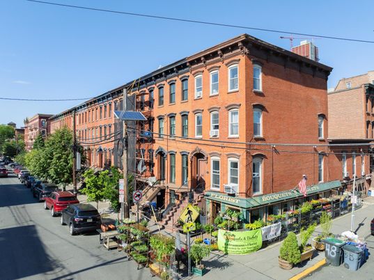 Exterior, Facade, Brick Facade, Chicago School