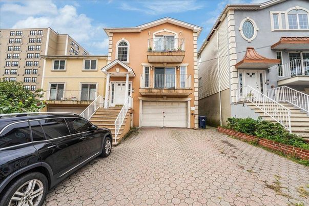 Attached, Exterior, Facade, Rowhouse