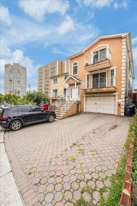 Attached, Exterior, Facade, Rowhouse