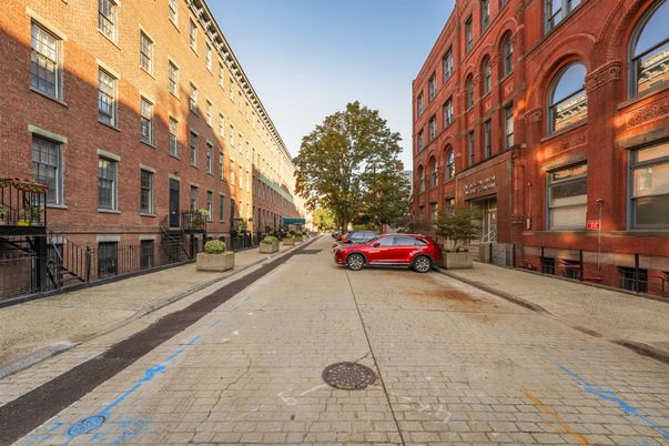 Exterior, Facade, Brick Facade, Chicago School