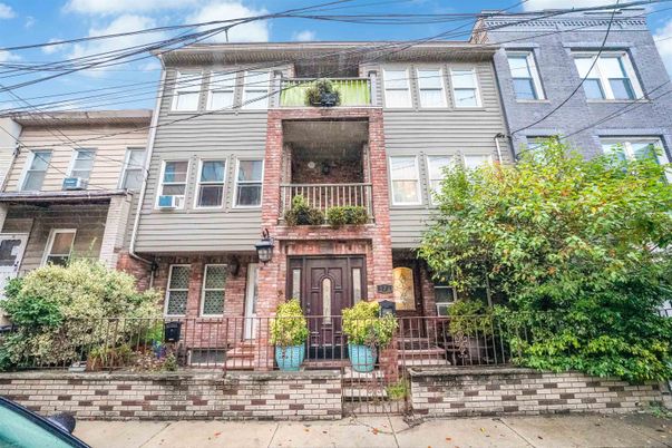 Exterior, Facade, Rowhouse
