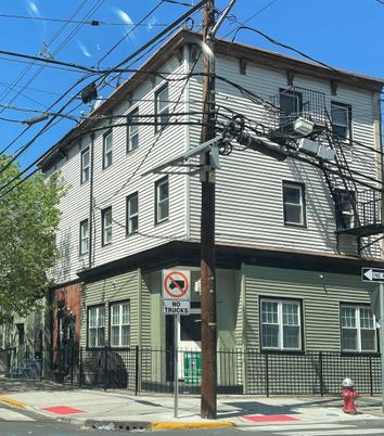 Exterior, Facade, Rowhouse