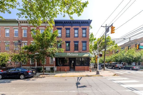 Exterior, Facade, Brick Facade, Chicago School