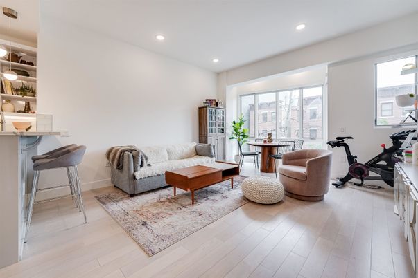 Fitness Equipment, Interior, Living room, Pendant Lights, Recessed Lighting, Wood Texture Flooring