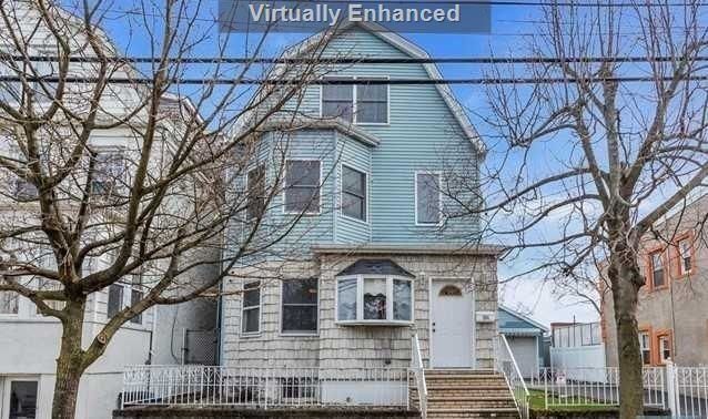 Exterior, Facade, Queen Anne Victorian