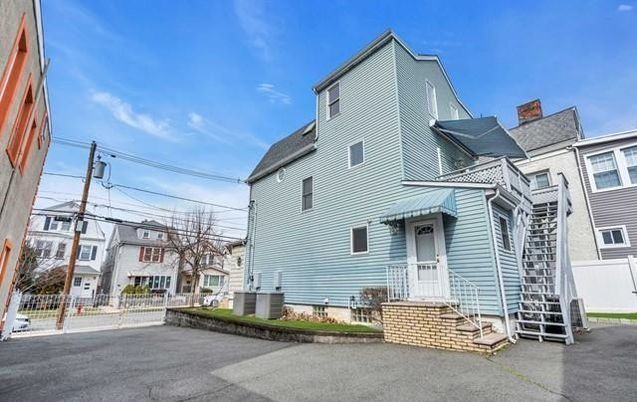 Exterior, Facade, Queen Anne Victorian