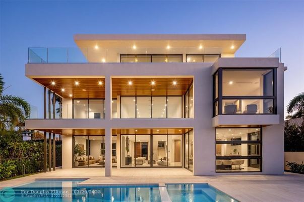 Exterior, Facade, Pool, Modern