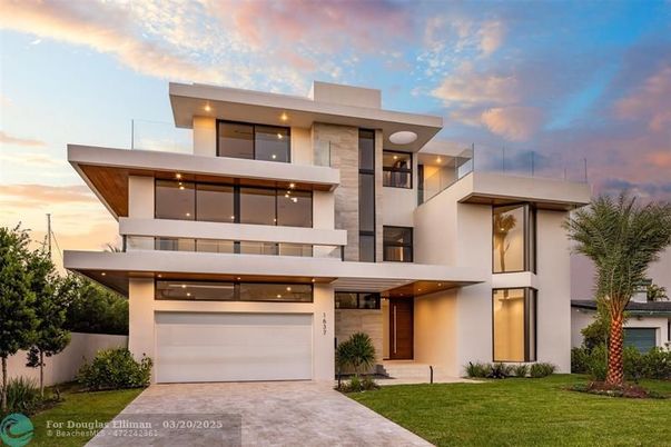 Attached, Exterior, Facade, Modern