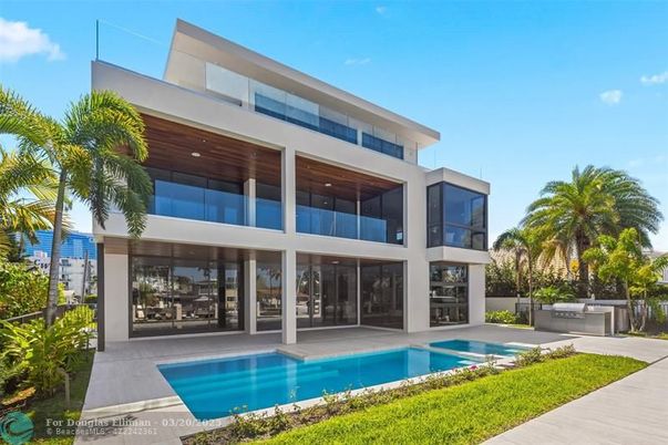 Exterior, Facade, Pool, Modern