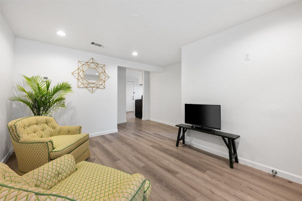 Interior, Recessed Lighting, Wood Texture Flooring