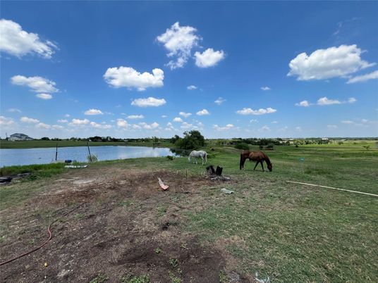 Exterior, Lake