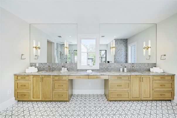 Bathroom, Dual Sink Vanities, Interior, Recessed Lighting