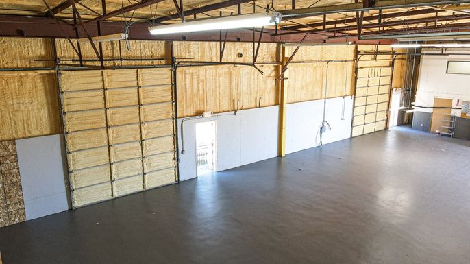 Garage, Interior, Wooden Beams