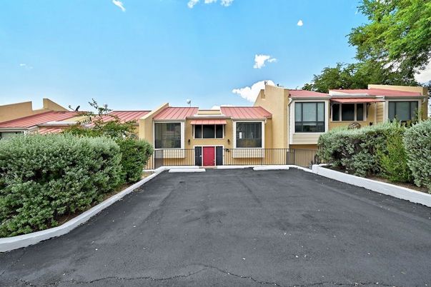 Exterior, Facade, Ranch