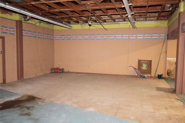 Garage, Interior, Wooden Beams