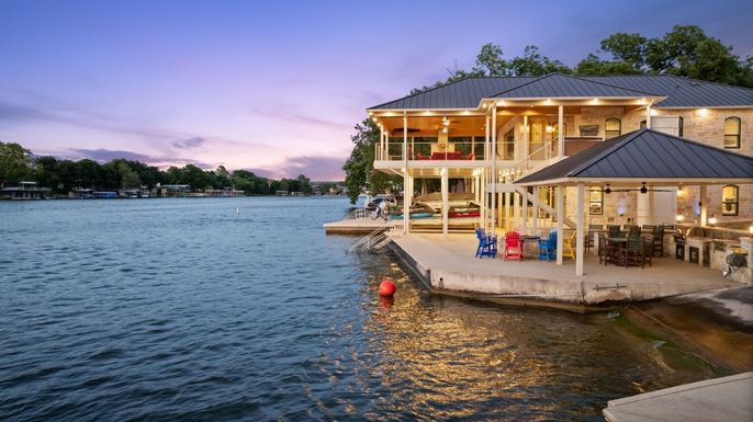 Exterior, Lake