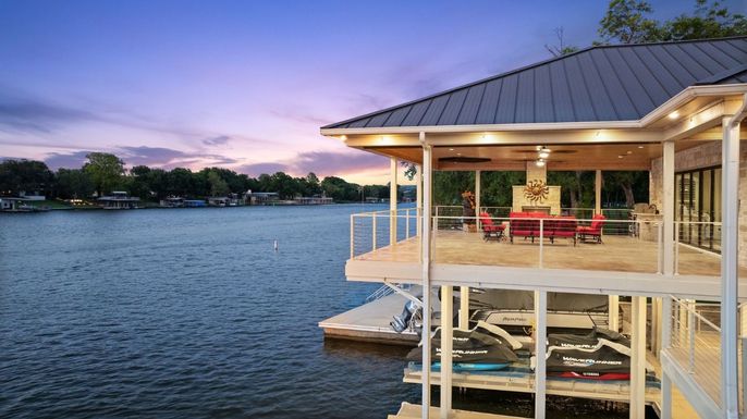 Exterior, Lake