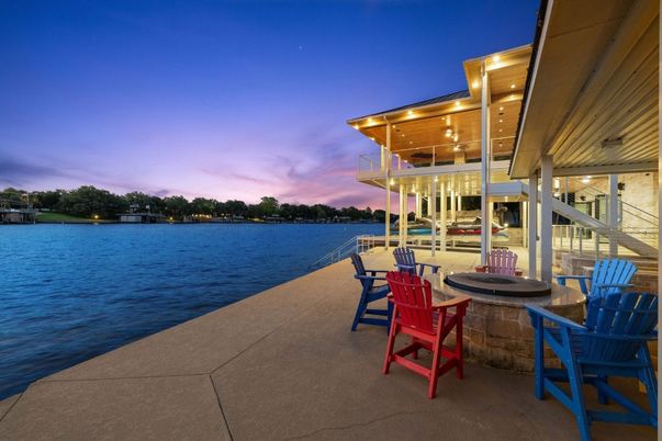 Exterior, Lake